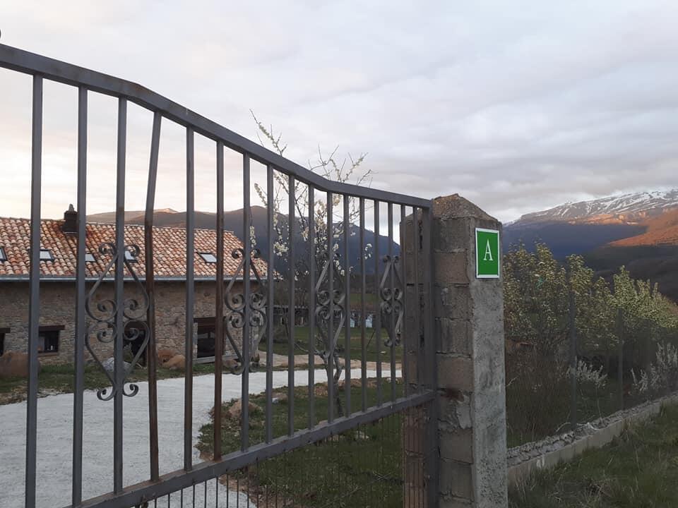 Albergue A'Noguera Castiello de Jaca Exterior photo